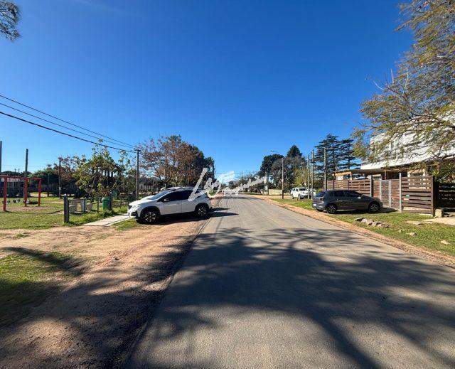 ¡OPORTUNIDAD! Apartamento tipo Casa de 3 dormitorios, patio, cochera y terraza. Shangrila sur.