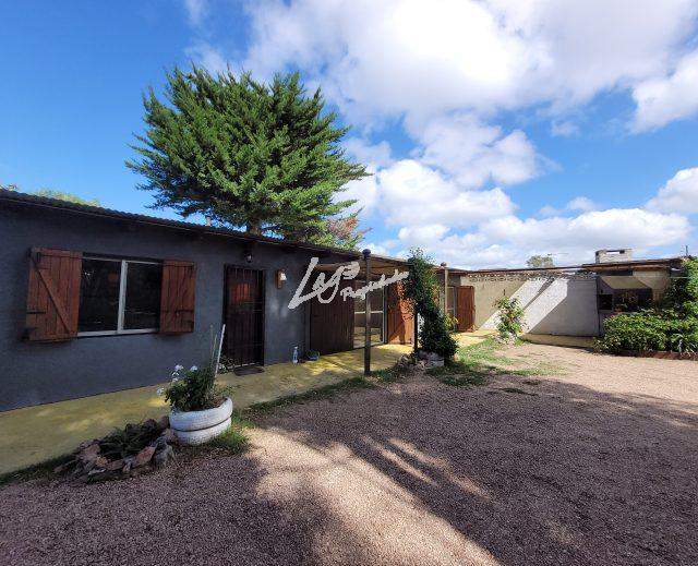 RESERVADA !!!! Casa esquina Pinar norte 2 dormitorios, estufa a leña, parrillero galpon, terreno cerrado