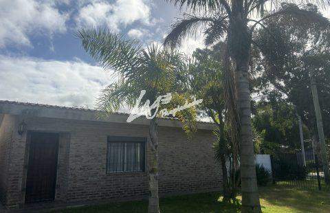 Venta de dos casas en Lagomar ideal dos familias o inversionista, baracoa, cochera, galpon