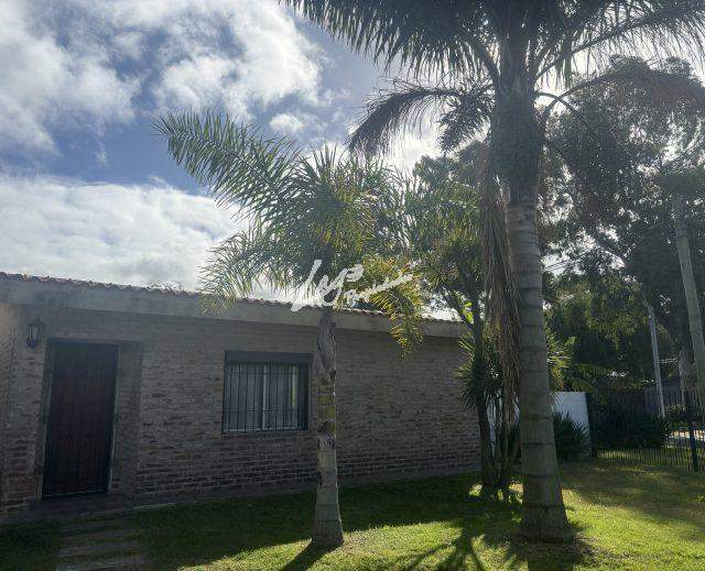 Venta de dos casas en Lagomar ideal dos familias o inversionista, baracoa, cochera, galpon