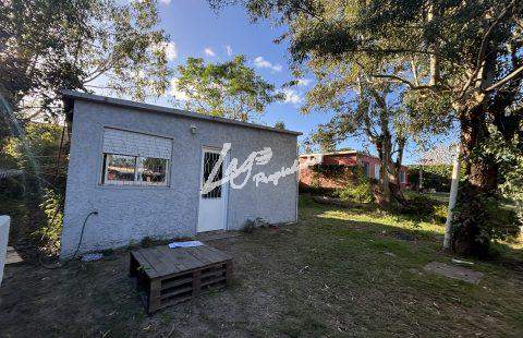 Casa en ALQUILER 1 dormitorio Lagomar, muy segura al fondo con parrillero y demas