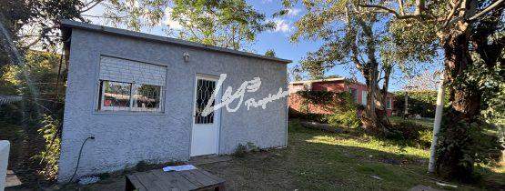 Casa en ALQUILER 1 dormitorio Lagomar, muy segura al fondo con parrillero y demas
