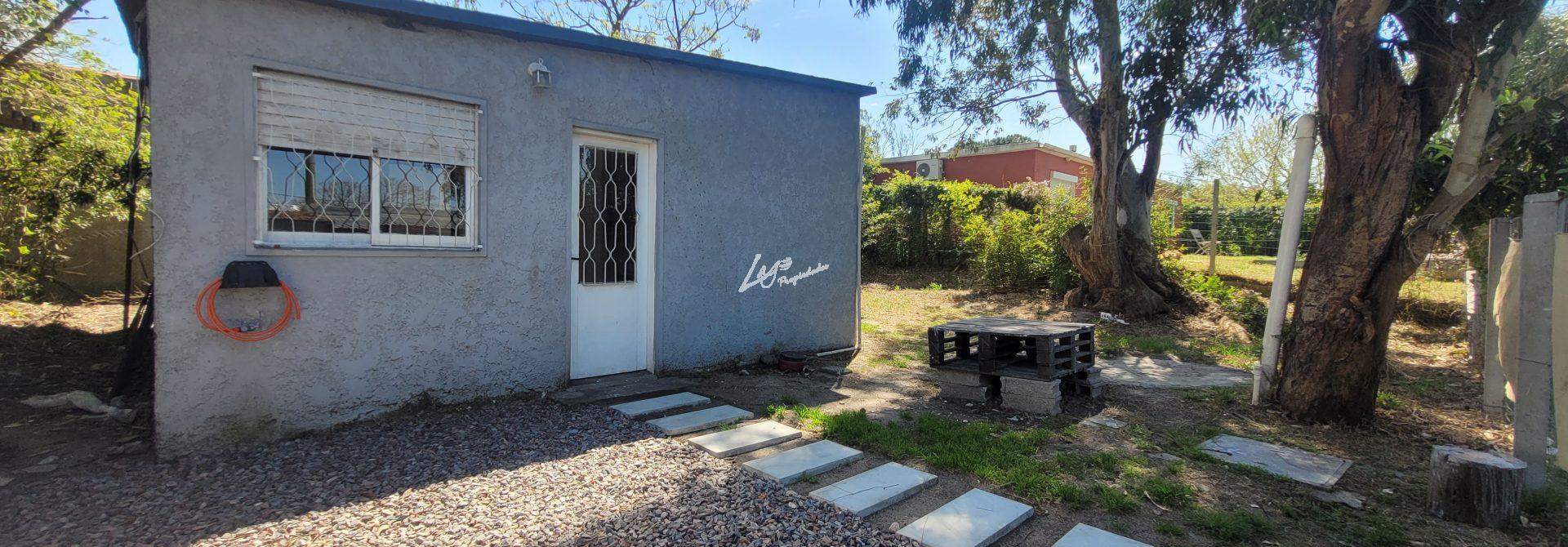 Casa en ALQUILER 1 dormitorio Lagomar, muy segura al fondo con parrillero y demas