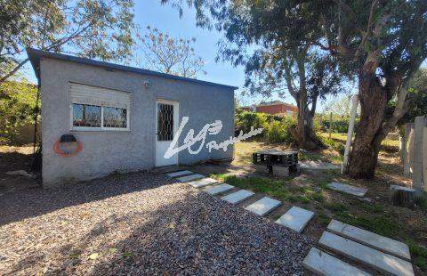 Casa en ALQUILER 1 dormitorio Lagomar, muy segura al fondo con parrillero y demas
