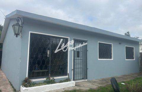 RESERVADA !!! Alquiler Shangrila, Casa 3 dormitorios, 1 baño, living comedor ocn estufa a leña, cocina comedor. terreno cercado, parrillero techa con cochera para auto