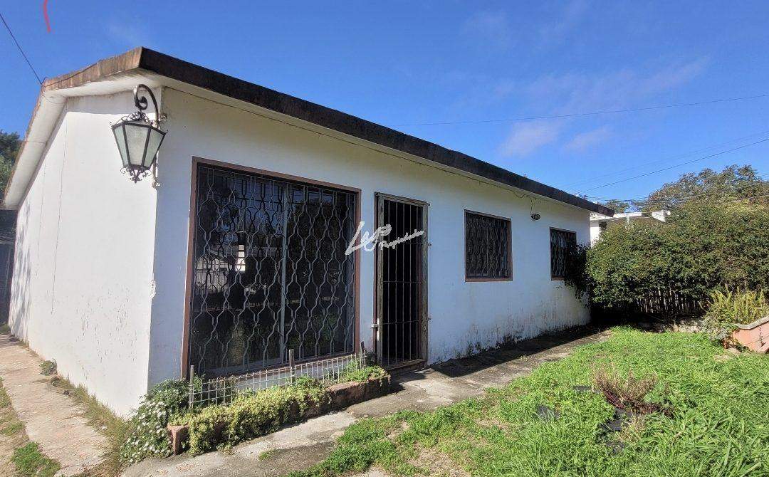 Alquiler Shangrila, Casa 3 dormitorios, 1 baño, living comedor ocn estufa a leña, cocina comedor. terreno cercado, parrillero techa con cochera para auto