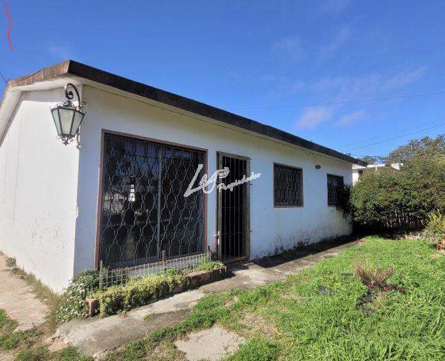 Alquiler Shangrila, Casa 3 dormitorios, 1 baño, living comedor ocn estufa a leña, cocina comedor. terreno cercado, parrillero techa con cochera para auto